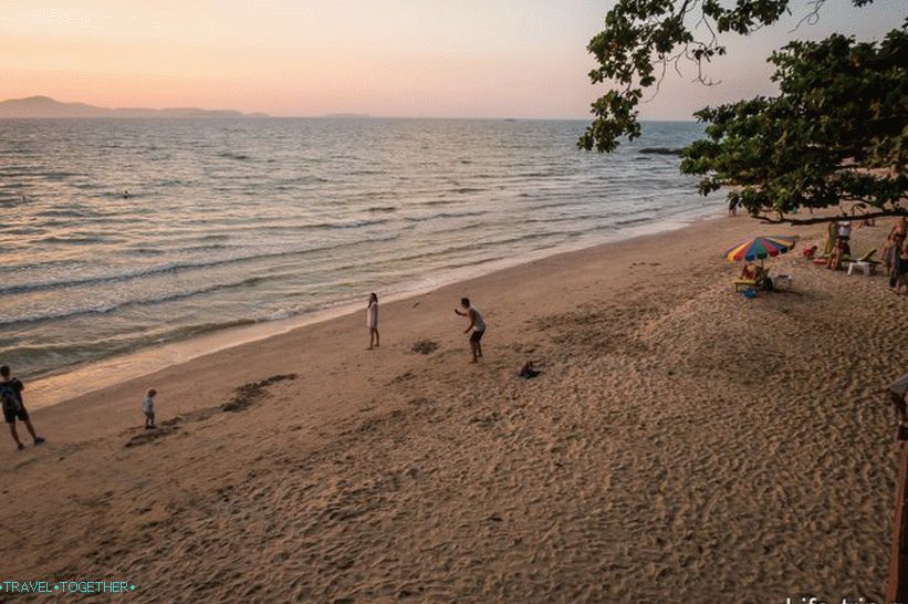 Pogled na plažo s terase restavracije