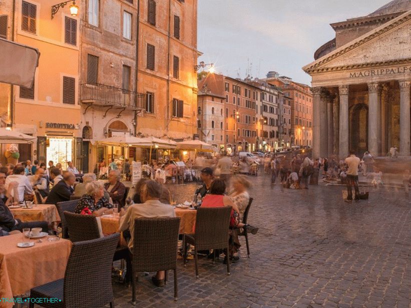 Ulične kavarne v Pantheonu