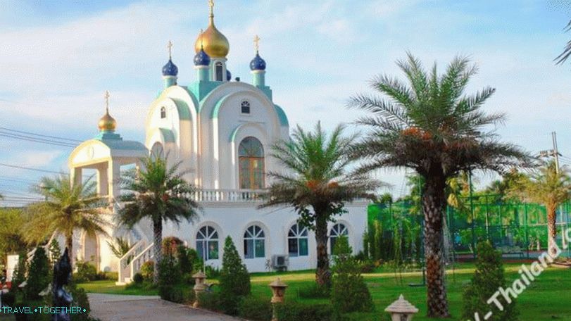 Cerkev v ruski vasi v Pattayi