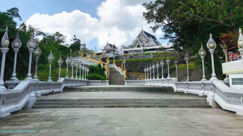 Beli tempelj Wat Kaew Ko Wararam v Krabiju