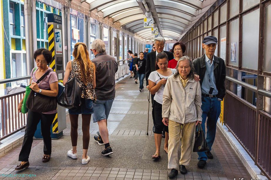 Prehod med stopnjami stopnic, starimi in mladimi