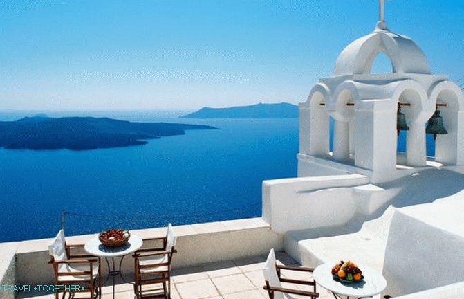 Santorini je živa svetla duša, ki poje pesem o feniksu