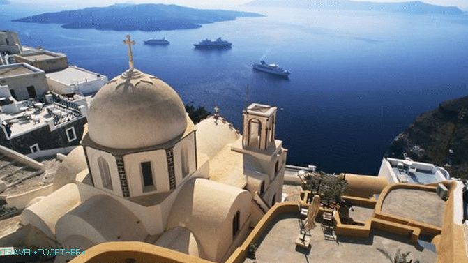 Santorini je živa svetla duša, ki poje pesem o feniksu