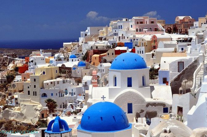 Santorini je živa svetla duša, ki poje pesem o feniksu