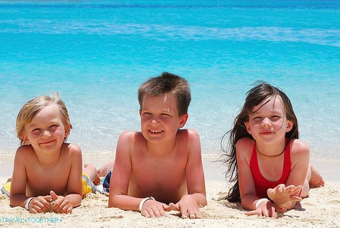 otroci na plaži
