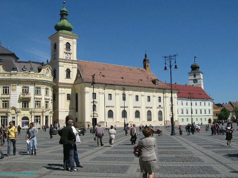 Velik trg in Rimskokatoliška cerkev