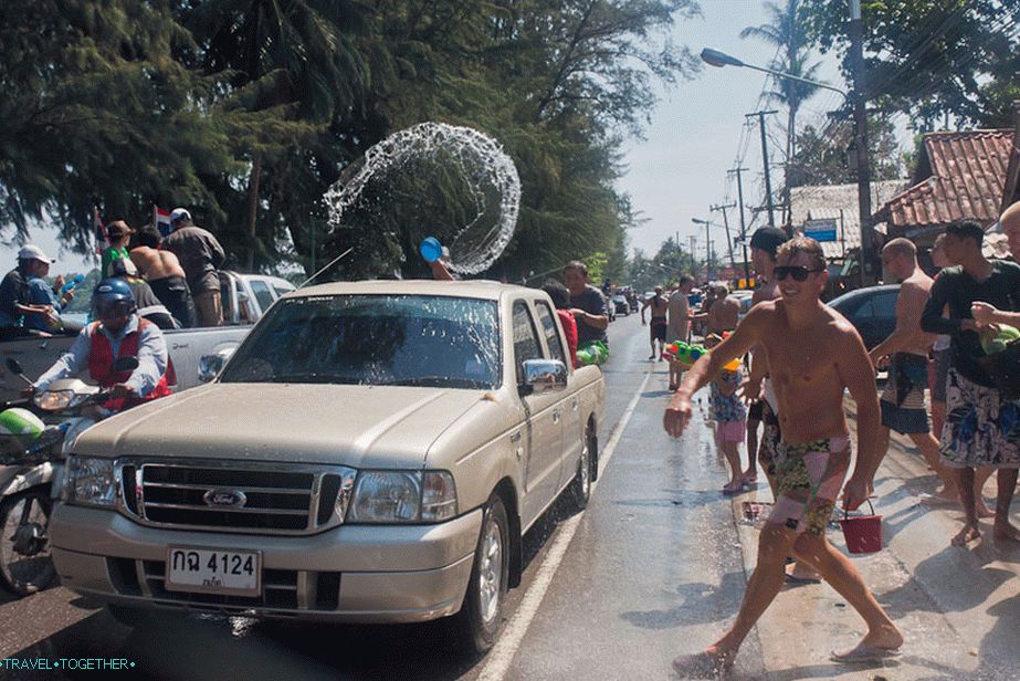 Farangi dojema Songkran kot svoj dopust