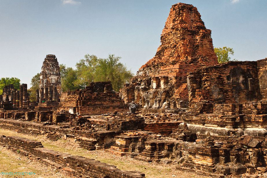 Wat Phra Phai Luang poleg Wat Si Chuma