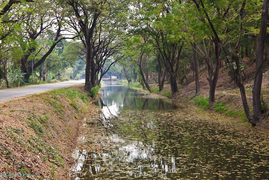 Kanali okoli trga zgodovinskega parka Sukhothai