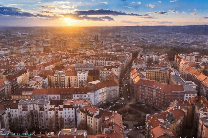 Praga ob sončnem zahodu iz televizijskega stolpa Žižkov