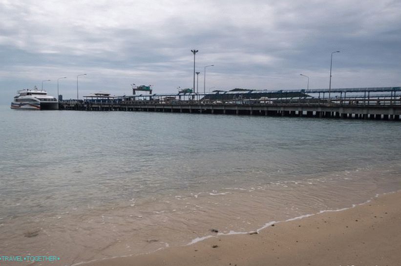 Pogled na pomol Thong Sala z leve strani plaže