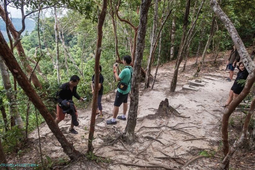 Pot poteka po levem pobočju, pogled na zaliv Phang Nga