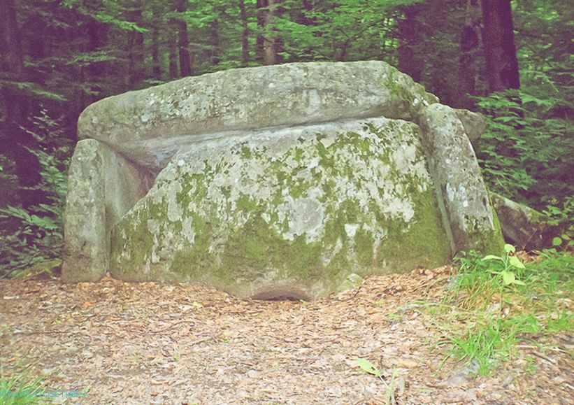 Dolmen, ki se vrača v zemljo in zdrsne v prepad