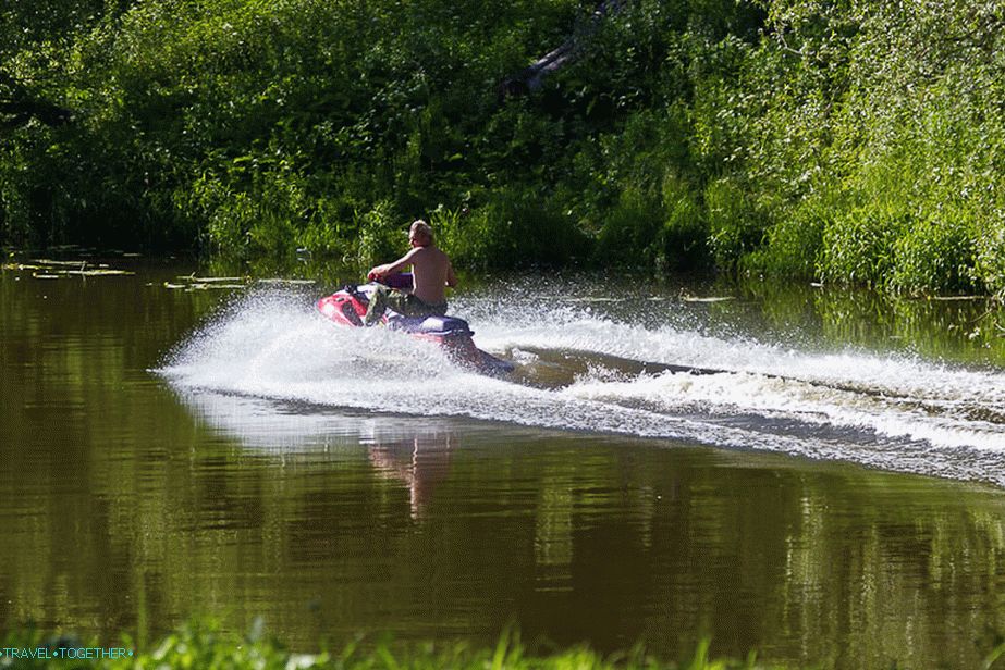 Nekdo ima smisel, da se vozi z jet-ski na ozki reki polni ljudi