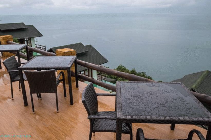 Utopia Resort na Phanganu - kultni hotel in restavracija s pogledom