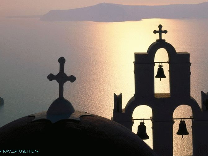 cerkev ob sončnem zahodu na Santoriniju