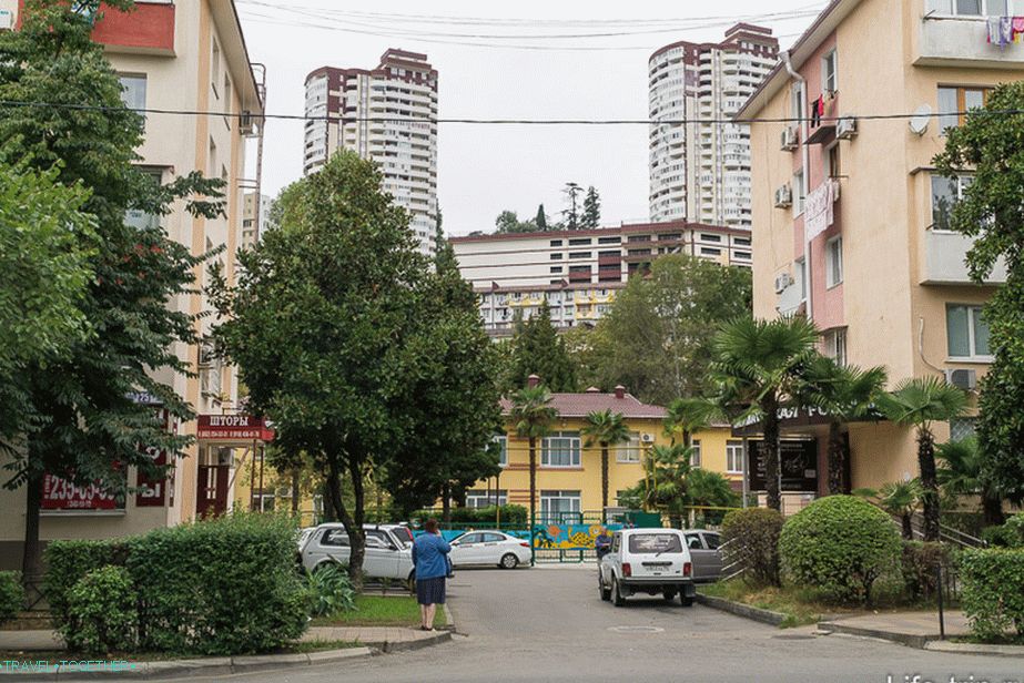 V ozadju, Grape Street, New Sochi