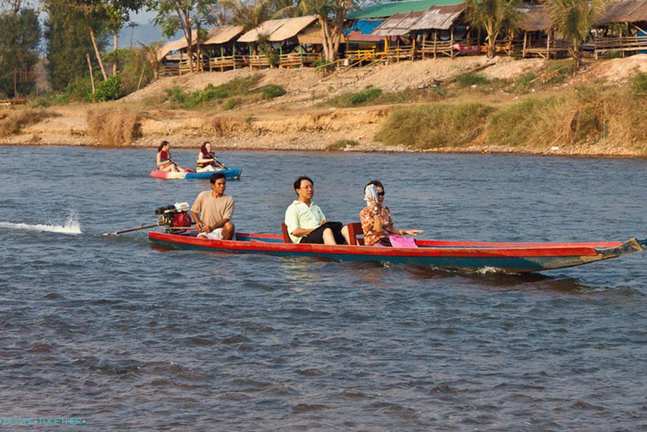 Izletniški čolni v reki Nam Song