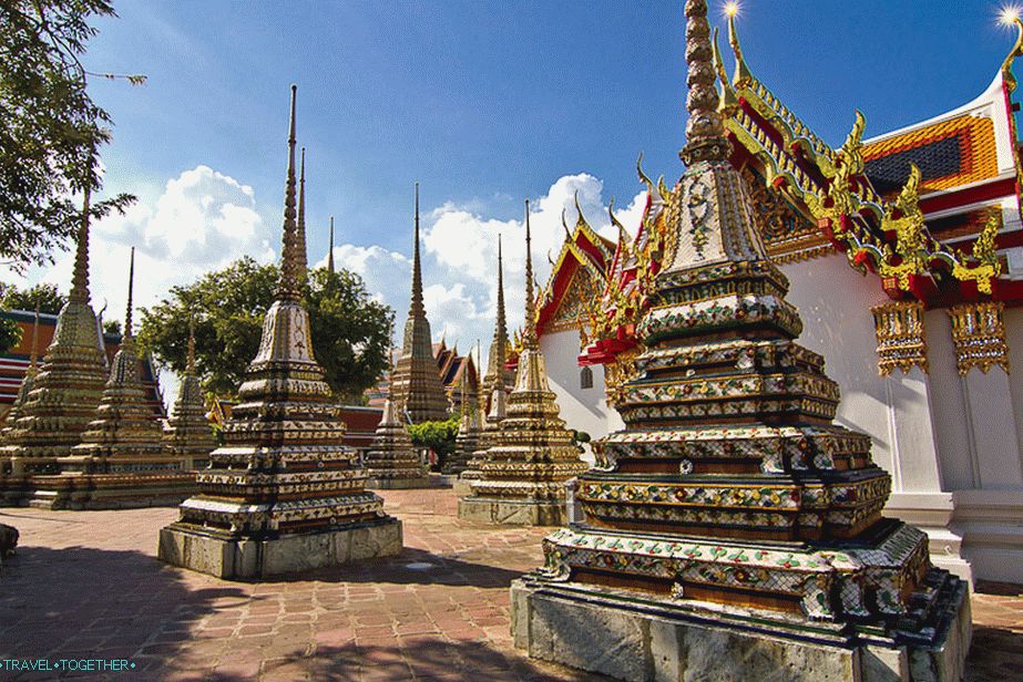 Stupas na ozadju bleščečih streh