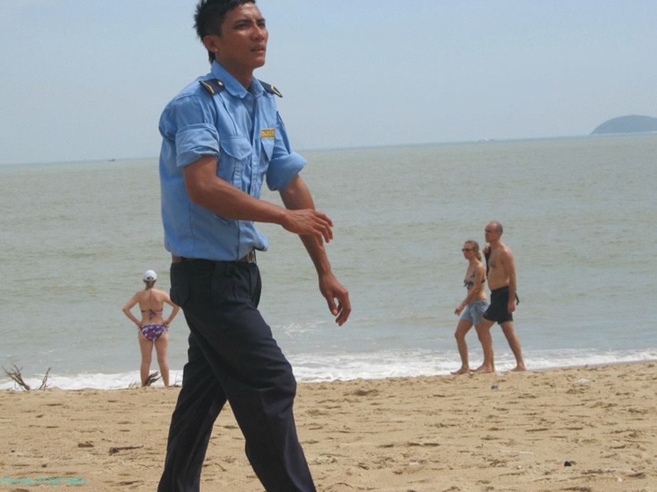 Stražar na plaži v Nha Trangu