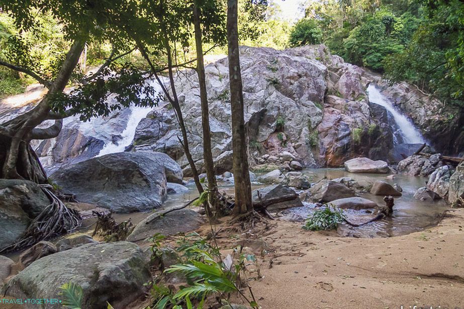 Secret Glade s peščeno plažo in slapom