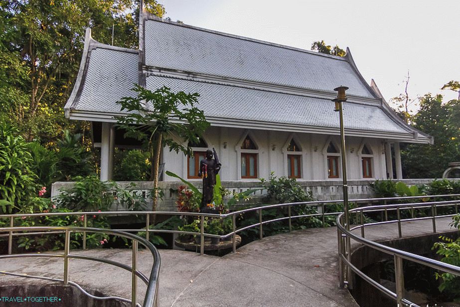 Tempelj je obdan z mostovi in   bleščečimi ograjami
