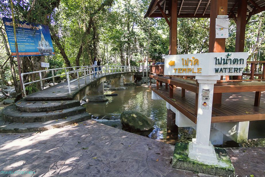 Most vodi do templja, slap pa desno na lestvi