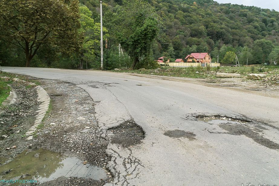 Ampak tako daleč od cestnega pločnika