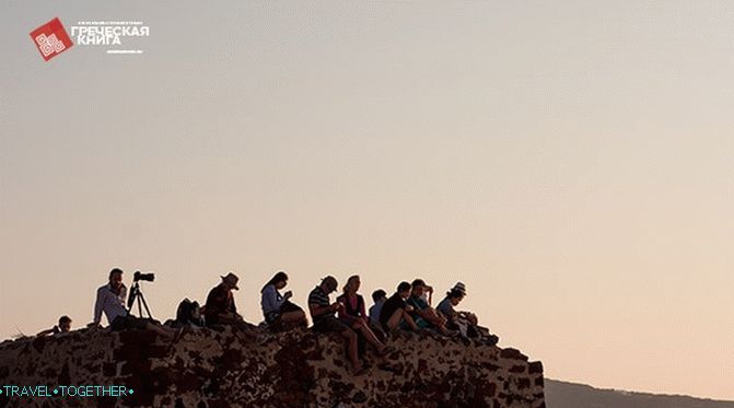 srečanje ob sončnem zahodu na stari trdnjavi Santorini