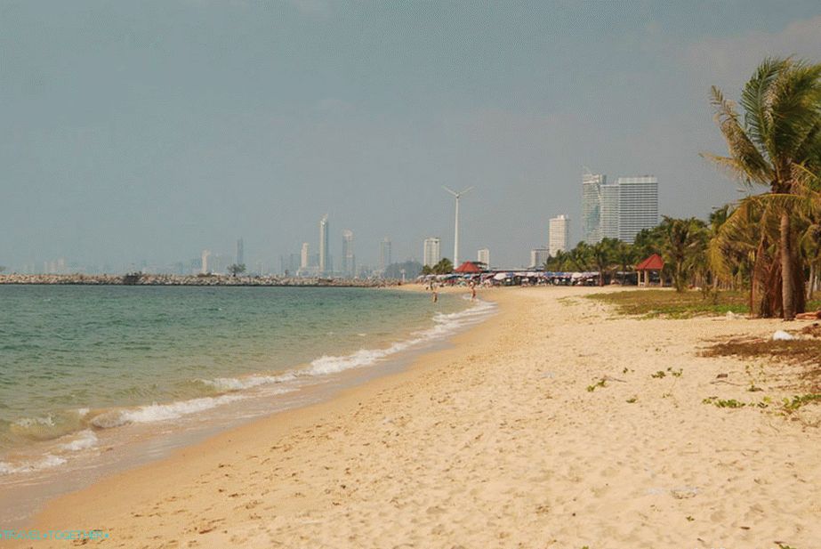 Plaža na ozadju visokih Pattaya