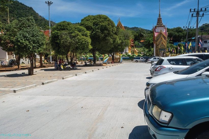 Wat Suwankiriket v Phuketu - Tempelj Karon in nočna tržnica
