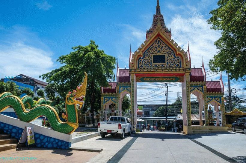 Wat Suwankiriket v Phuketu - Tempelj Karon in nočna tržnica