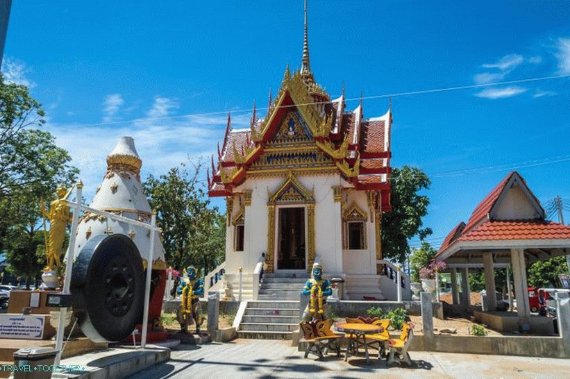 Wat Suwankiriket v Phuketu - Tempelj Karon in nočna tržnica