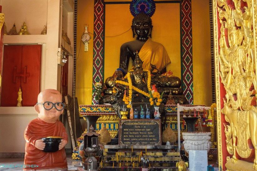 Wat Suwankiriket v Phuketu - Tempelj Karon in nočna tržnica