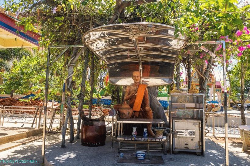 Wat Suwankiriket v Phuketu - Tempelj Karon in nočna tržnica