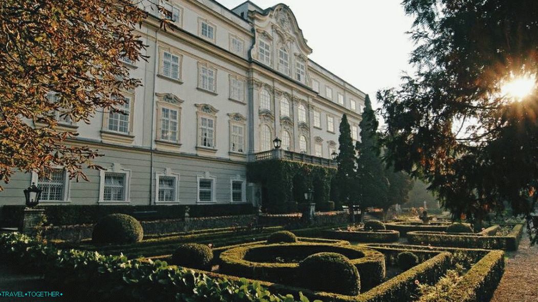 Dvorec in park kompleks Mirabel