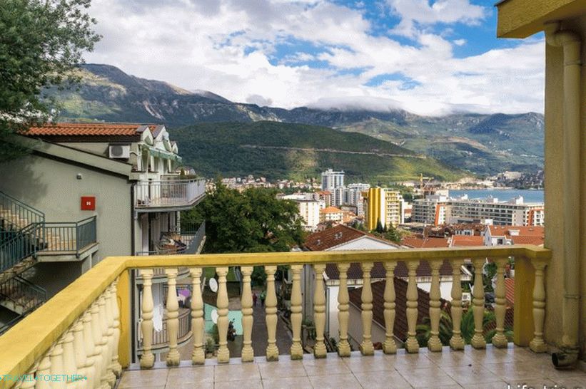 Balkon pred vhodom