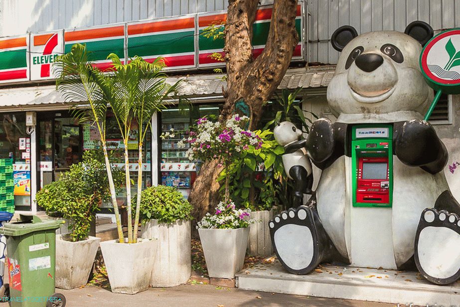 Omnipresent 7-11 in ATM v obliki pande